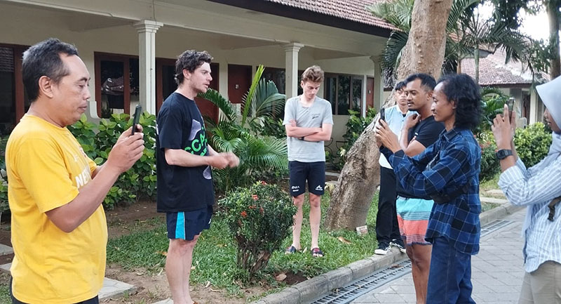 Para pembalap International Tour de Banyuwangi Ijen melayani wawancana sejumlah jurnalis di Hota Mirah Banyuwangi, Jumat (19/7).