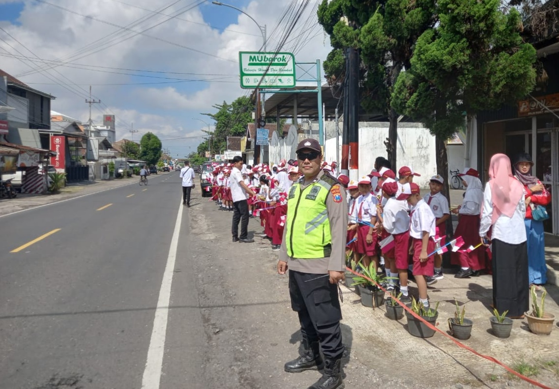 Pihak kepolisian mengamankan jalannya ITdBI di wilayah Kecamatan Genteng Senin (22/7)