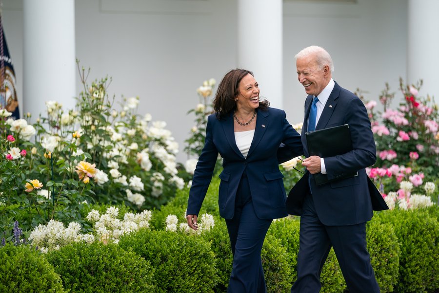Presiden AS Joe Biden (kanan) bersama Wapres Kamala Harris (kiri).