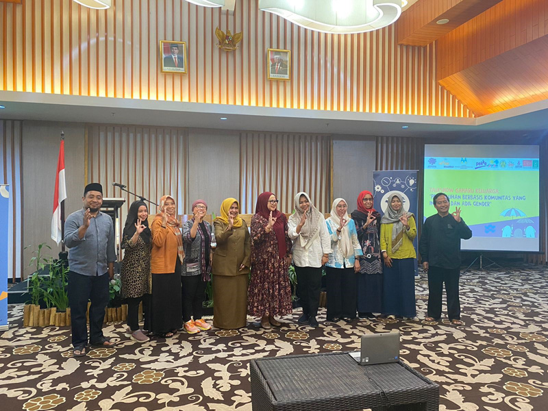 SHARING: Puluhan peserta mengikuti talkshow Gerakan Pembaharuan (Gaharu) Keluarga di Hotel Santika Senin (22/7).