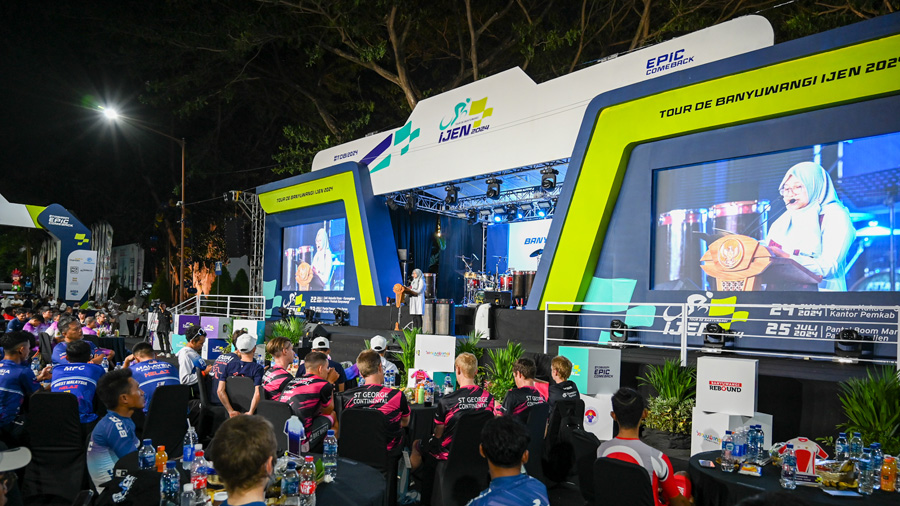Suasana Opening Ceremony International Tour de Banyuwangi Ijen yang dilaksanakan di depan kantor Pemkab Banyuwangi Minggu (21/7) malam.