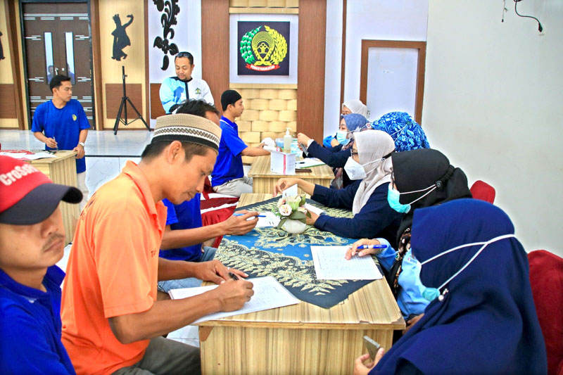AMBIL SAMPEL DARAH: Puluhan napi menjalani konseling dan tes sukarela HIV/AIDS di Aula Sahardjo, Lapas Banyuwangi, Minggu (21/7).