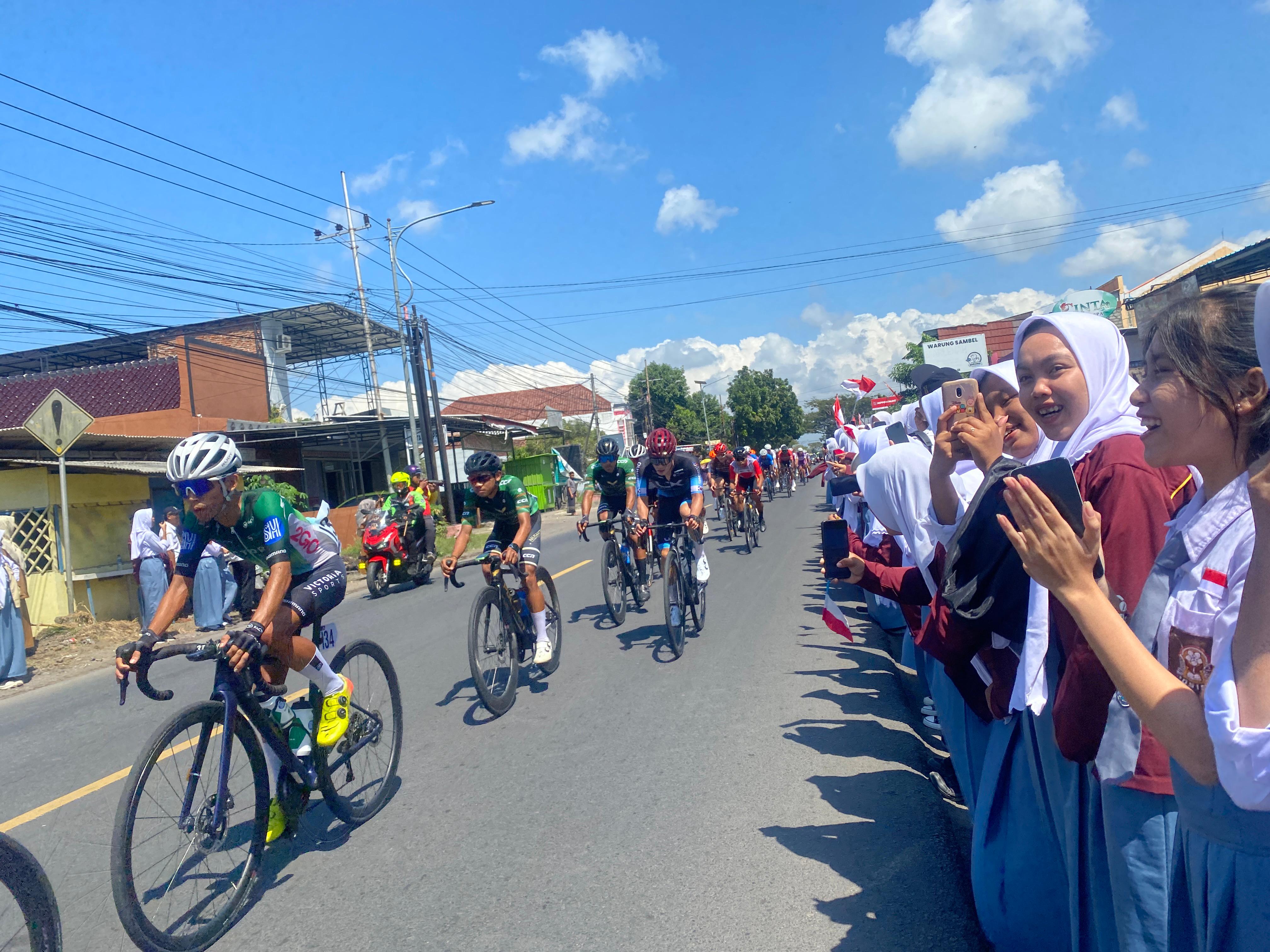 Siswa SMA dan SMK di Banyuwangi memberi dukungan pada para pembalap yang mengikuti ITdBI 2024.