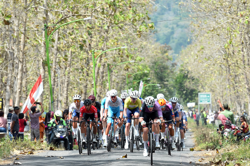 VIEW ALAM: Pembalap saat menjalani start dari Taman Nasional Alas Purwo di etape kedua