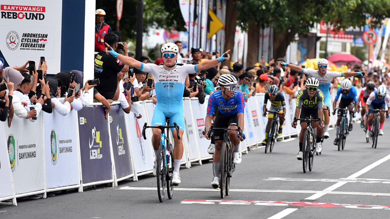FINIS TERDEPAN: Pembalap Laas Martin dari Ferei Quick Panda Podium Mongolia berhasil menjadi yang terdepan dalam etape kedua ITdBI, Selasa (23/7).