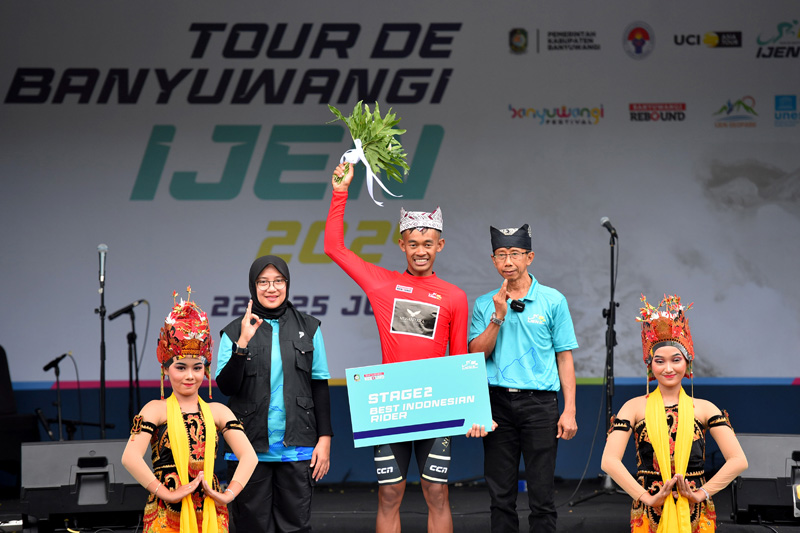 BEST INDONESIAN RIDER: M. Imam Arifin dari Nusantara Pro Cycling Team naik podium didampingi Bupati Ipuk dan Chairman ITdBI Guntur Priambodo.