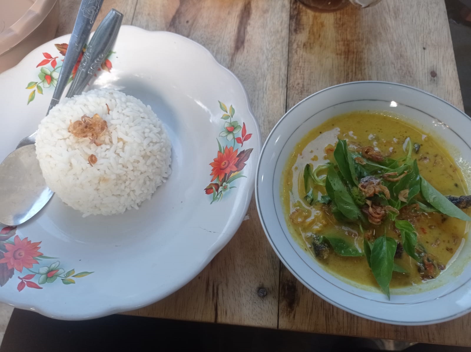 Gulai belut pedas di Pondok Prasmanan Banyuwangi memberikan sensasi rasa gurih pedas yang bikin konsumen ketagihan.