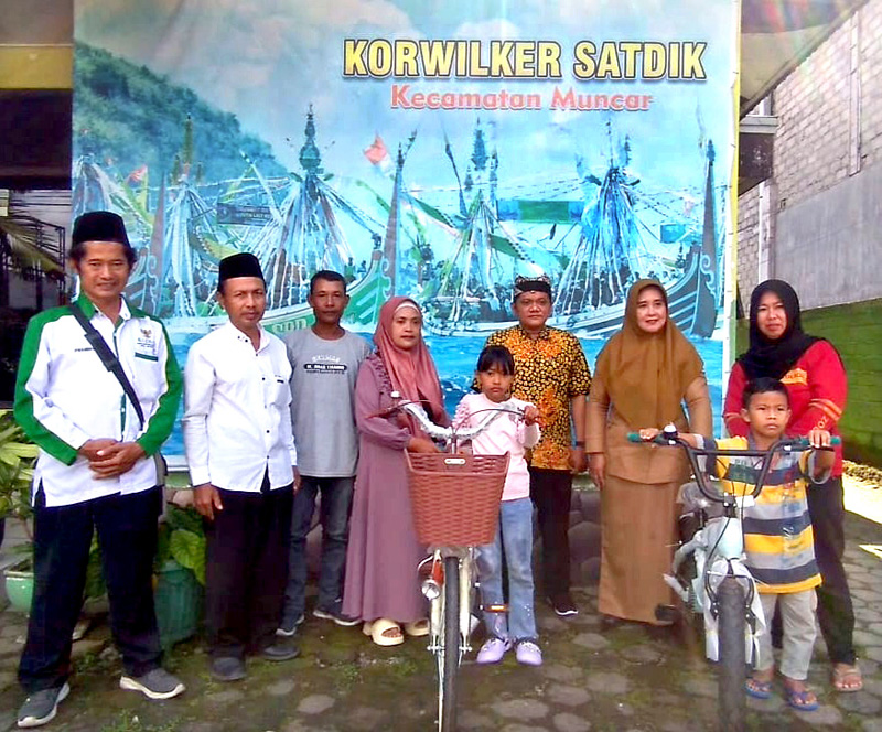 HASIL ZIS: Petugas Baznas dan UPZ Muncar menyerahkan bantuan kepada Muhammad Yasir Arafat dan Azqia Zhilmy Khafa di kantor Korwilkersatdik Muncar.
