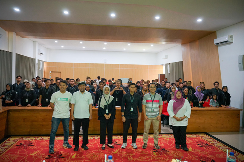 BERKUMPUL: Sekretaris Dispertan Ilham Juanda (pakai udeng) foto bersama para peserta program Jagoan Tani 2024 di kantor Pemkab Banyuwangi Rabu &nbsp;(24/7).