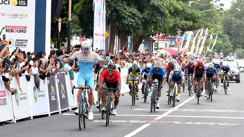 KEMENANGAN PERTAMA: Oskar Ferei Nisu dari Quick Panda Podium Mongolia Team finis terdepan di etape tiga ITdBI, Rabu (24/7). Dia mencatatkan waktu 3 jam 48 menit dan 54 detik.