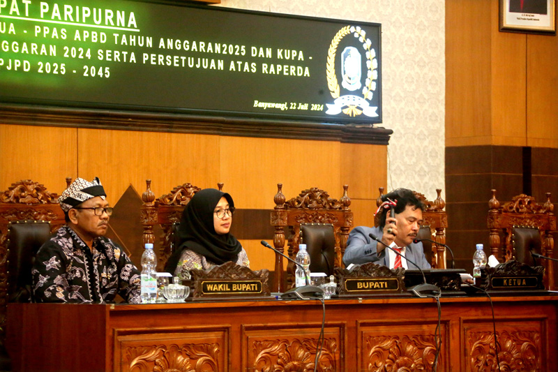 SAH: Wakil Ketua DPRD Ruliyono mengetok palu sebagai tanda persetujuan dewan atas raperda RPJPD 2025&ndash;2045 di kantor DPRD Banyuwangi pada Senin malam (22/7).