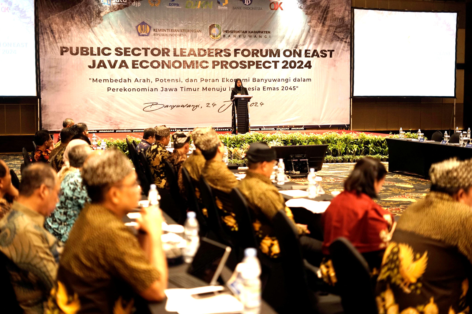 Bupati Banyuwangi Ipuk Fiestiandani saat memberikan sambutan dalam acara Public Sector Leaders Forum on East Java Economic Prospect 2024 membedah arah, potensi dan peran ekonomi Banyuwangi.