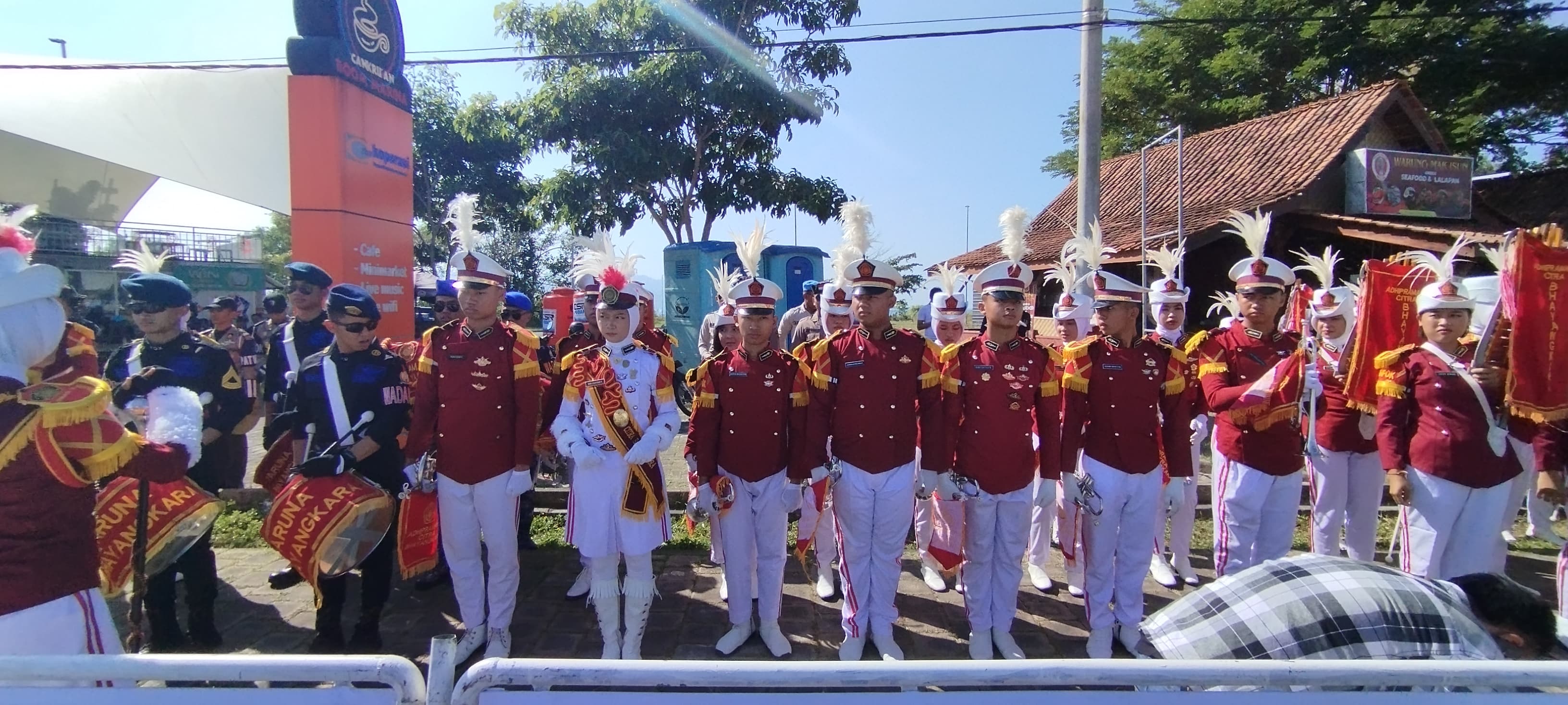 TEGAP DAN GAGAH : Personil Drumband SMAN 2 Taruna Bhayangkara bersiap tampil pada etape IV International Tour De Banyuwangi Ijen (ITDBI) 2024 di Pantai Marina Boom Banyuwangi