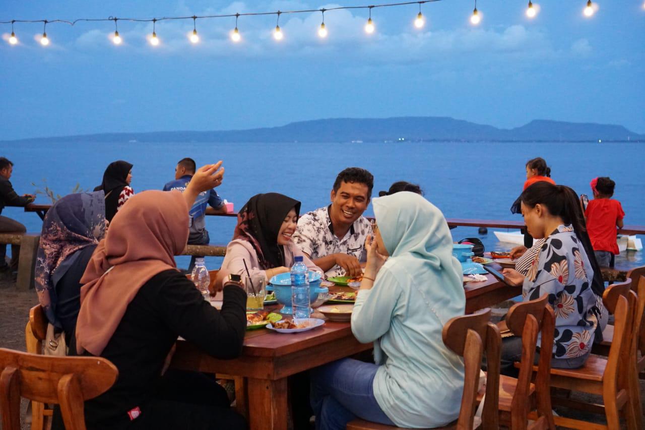 PLN menyediakan fasilitas rumah apung untuk pengembangan usaha warga Kampung Mandar, Banyuwangi.