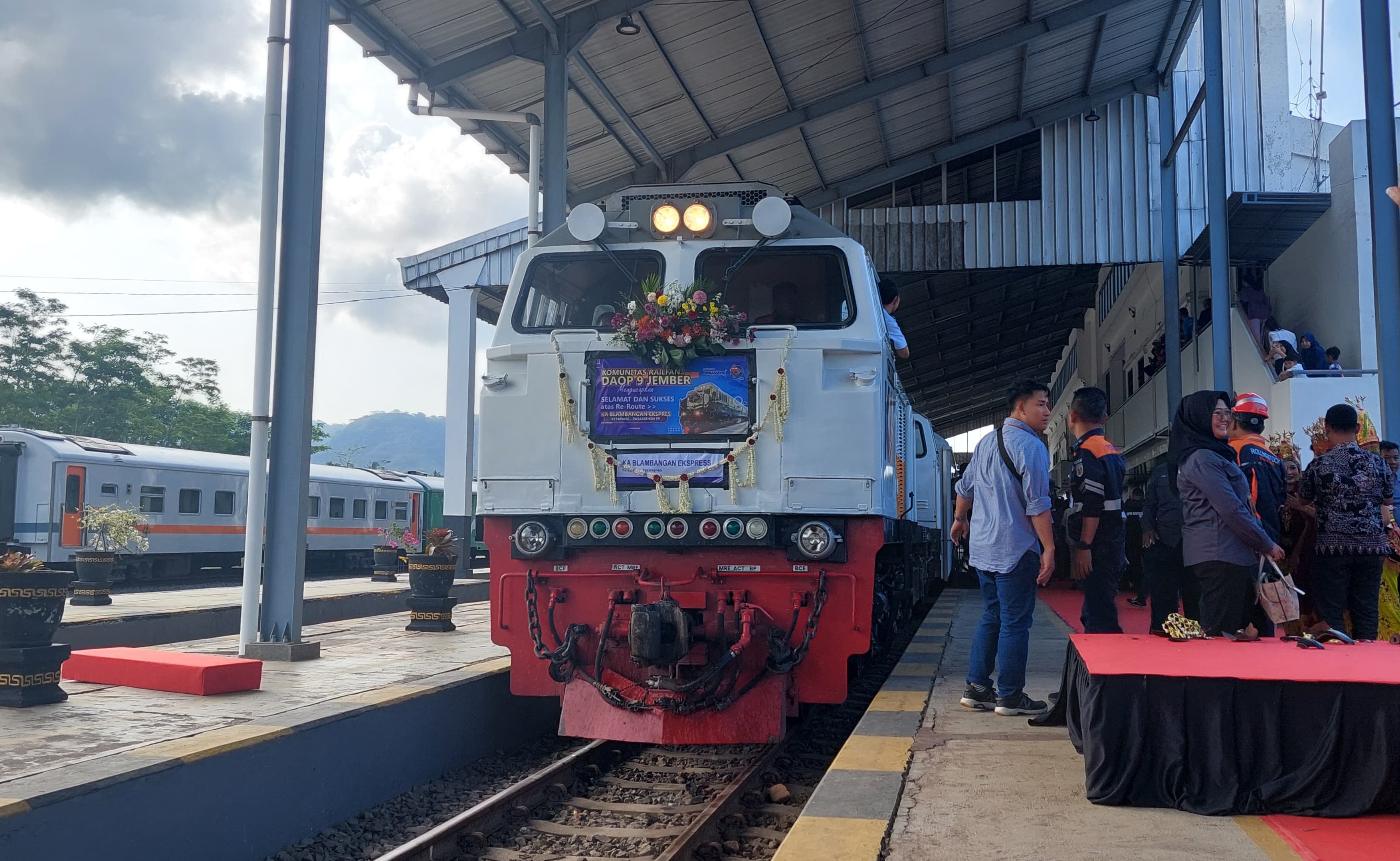 Lokomotif CC 206 13 18 berdinas perjalanan perdana KA Blambangan Ekspres tujuan Stasiun Pasar Senen, Jakarta.