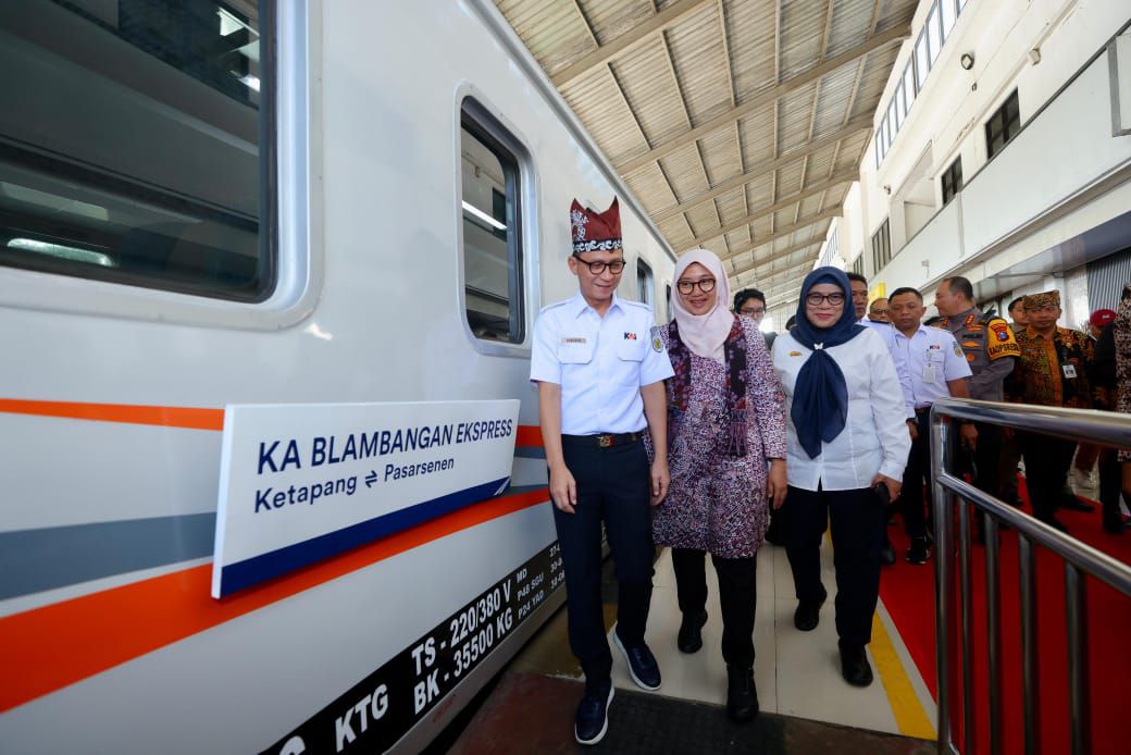 Bupati Banyuwangi Ipuk Fiestiandani didampingi Direktur Niaga KAI Hadis Surya Palapa saat peluncuran KA Blambangan Ekspres di Stasiun Ketapang dengan perpanjangan rute hingga Stasiun Pasar Senen.