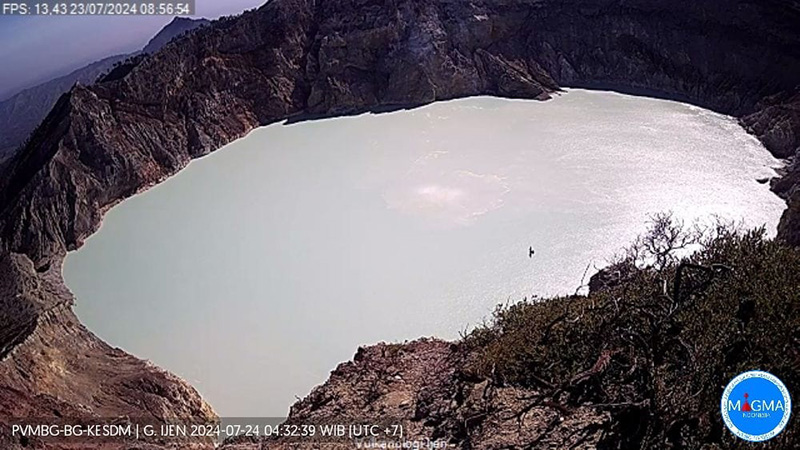 KERUH: Bualan danau Kawah Ijen masih muncul dan menyemburkan gas beracun, Rabu (24/7).