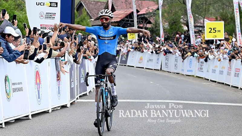 SELEBRASI: Mehrawi Kudus, pembalap asal Eritrea dari Terengganu Cycling Team Malaysia menjadi yang tercepat di etape 4 ITdBI dengan jarak tempuh 167 km.