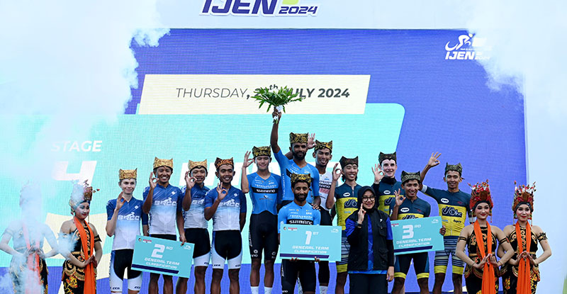 Bupati Banyuwangi Ipuk Fiestiandani berfoto bersama dengan para juara tim ITdBI di kawasan Paltuding, lereng Ijen, sore kemarin (25/7).