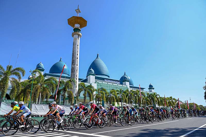 ROMBONGAN BESAR: Puluhan pembalap melewati rute di depan Masjid Agung Baiturrahman (MAB) Banyuwangi pada stage 4 ITdBI kemarin (25/7).