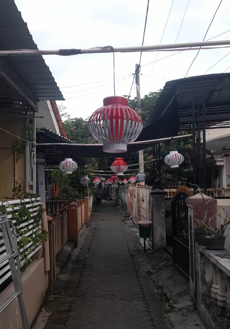 KREATIF: Sejumlah pemuda Kampung Candian, Dusun Maduran, Desa/Kecamatan Rogojampi membuat lampion berbahan paralon Rabu (24/7)