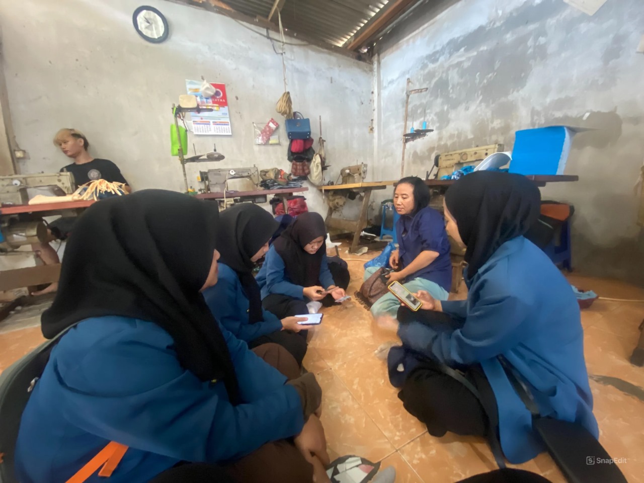 PENDAMPINGAN: Tim KKN BBK 4 Unair melaksanakan program pemberdayaan UMKM di Desa Kaligung, Kecamatan Blimbingsari pada Kamis (11/7).