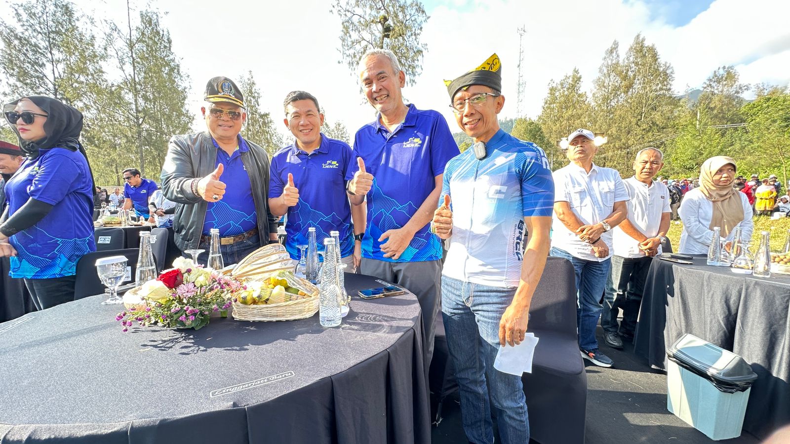 Ketua Komisi D DPRD Jatim dokter Agung Mulyono bersama Pamatwil Polda Jawa Timur Kabid TIK Kombes Pol. Adewira Negara Siregar, Chairman ITdBI 2024 Guntur Priambodo sambut pembalap ITdBI, Kamis (25/7).