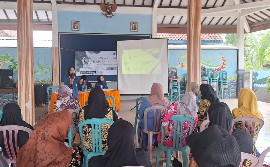 KKN Belajar Bersama Komunitas 4 Universitas Airlangga menggelar penyuluhan Digitalisasi UMKM di Desa Sambirejo Banyuwangi.