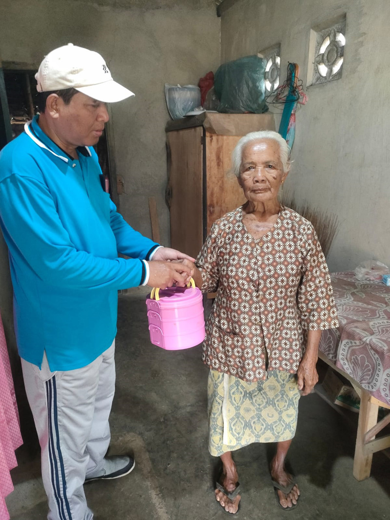 MAKANAN BERGIZI: Petugas Baznas menyerahkan bantuan Rantang Duafa untuk Siti, warga Kecamatan Sempu.