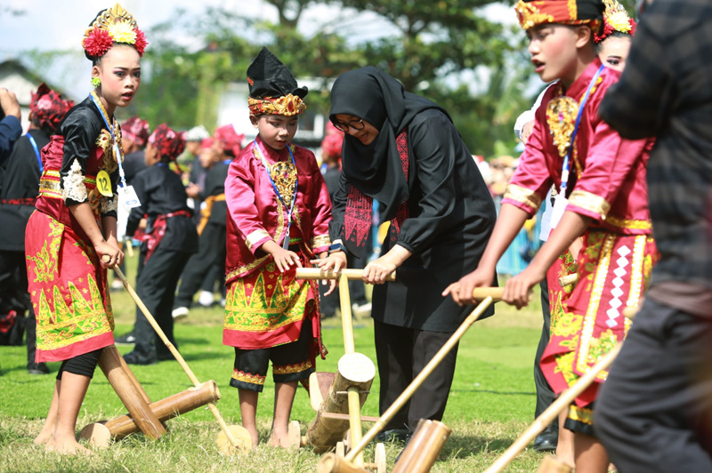 JALIN KEAKRABAN: Bupati Ipuk bersama sejumlah anak bermain mobil-mobilan berbahan kayu.