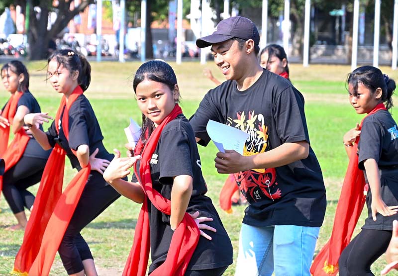 TAMPIL MAKSIMAL: Calon talent penari Gandrung Sewu dari Kecamatan Banyuwangi, Kabat, Giri, Glagah, Licin, Kalipuro, dan Wongsorejo mengikuti seleksi di Taman Blambangan Minggu (28/7).