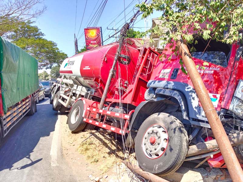 NYUNGSEP: Mobil pengangkut BBM mengalami kecelakaan di Dusun Karanganyar, Desa Bajulmati, Kecamatan Wongsorejo, Minggu (28/7) pagi.