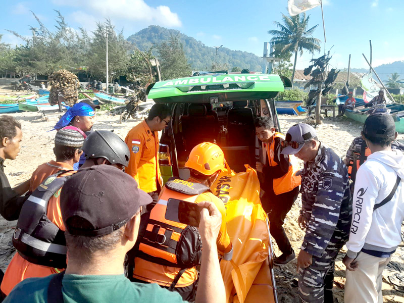 MENINGGAL: Tim SAR mengirim jenazah Bambang yang baru dievakuyasi dari laut menuju rumahnya di Dusun Ringinmulyo, Desa/Kecamatan Pesanggaran dengan dinaikkan mobil ambulans pada Sabtu (27/7).