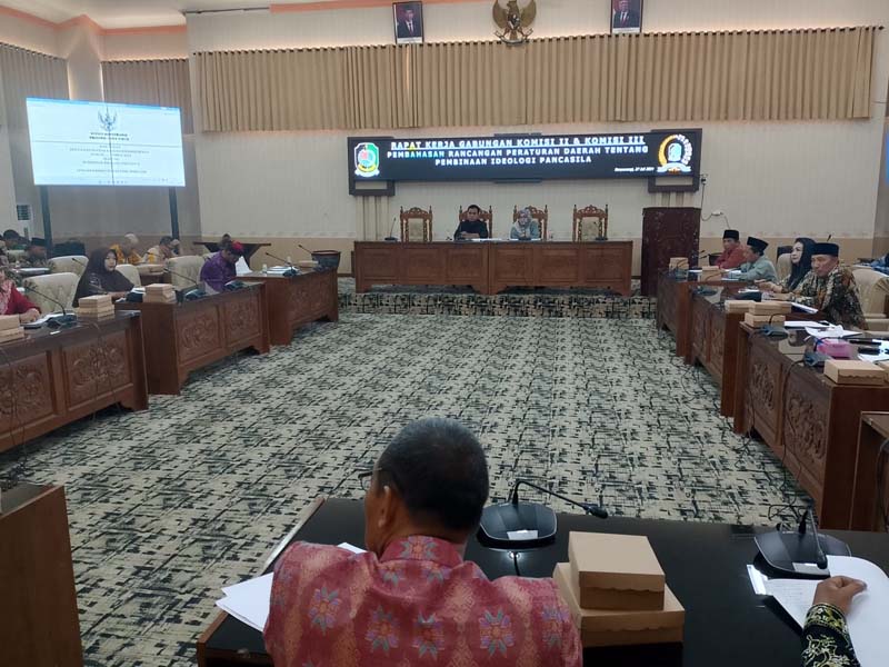 MEMBUMIKAN PANCASILA: Patemo memimpin Gabungan Komisi II dan III DPRD membahas raperda pembinaan ideologi Pancasila dengan lintas elemen di gedung dewan.