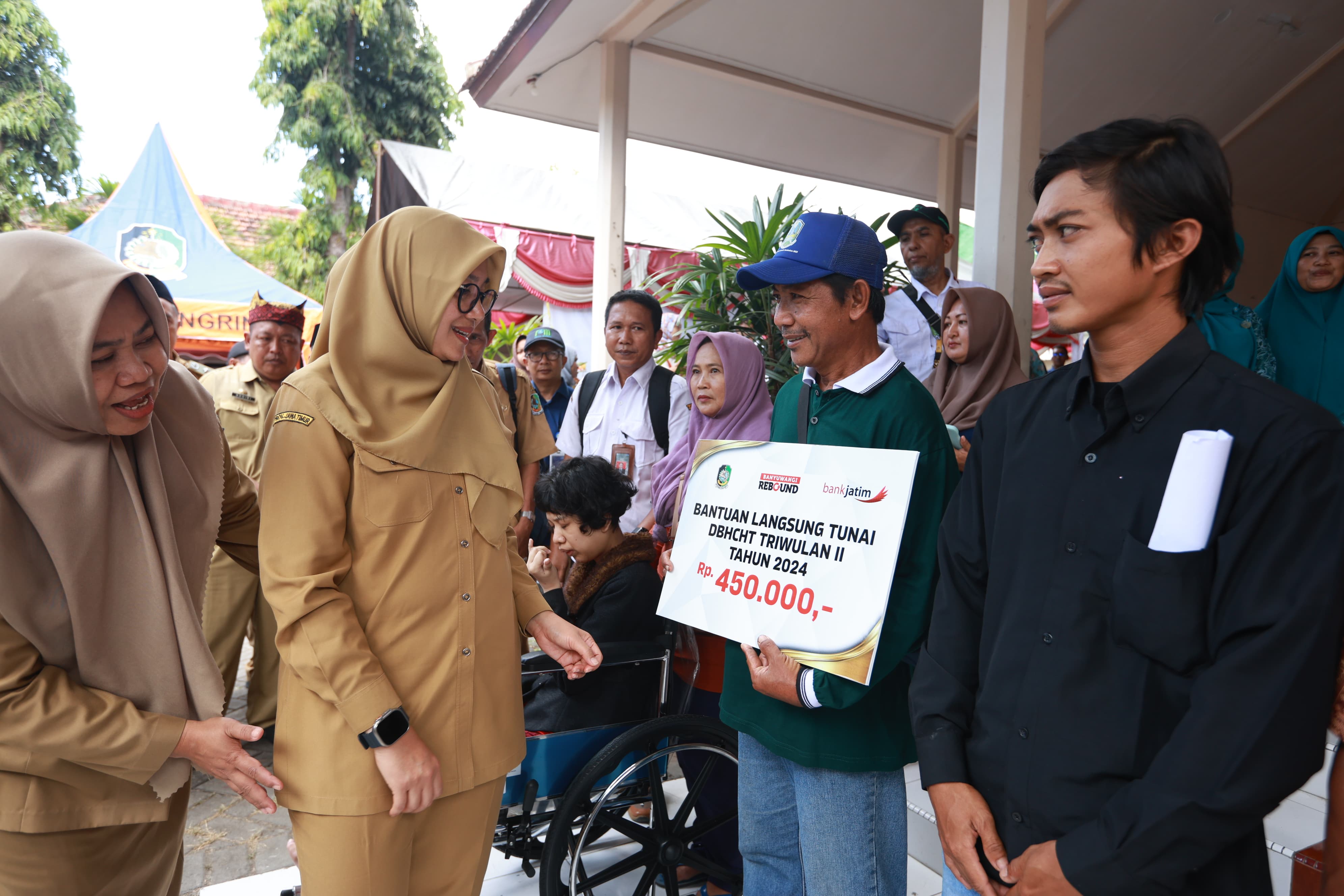 ILUSTRASI Bupati Banyuwangi Ipuk Fiestiandani menyalurkan BLT di Desa Sumberayu, Kecamatan Muncar, Senin (29/7).