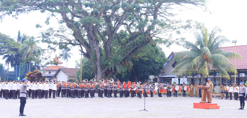 DIBUKA: Kepala Smadatara H Mujib memimpin upacara dalam upacara pembukaan masa pembentukan Dasbhara calon taruna angkatan VI di lapangan Tri Brata Smadatara, Genteng, Banyuwangi Senin (29/7).