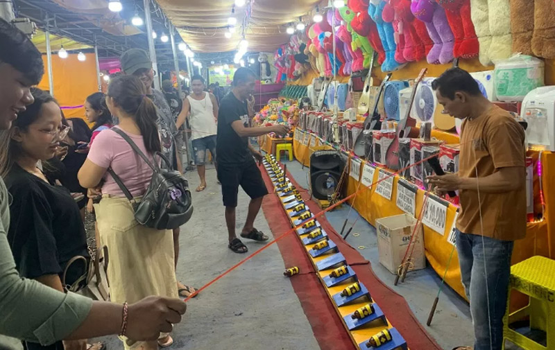 MENANTANG: Permainan pancing botol ala pasar malam bisa jadi alternatif lomba Agustusan