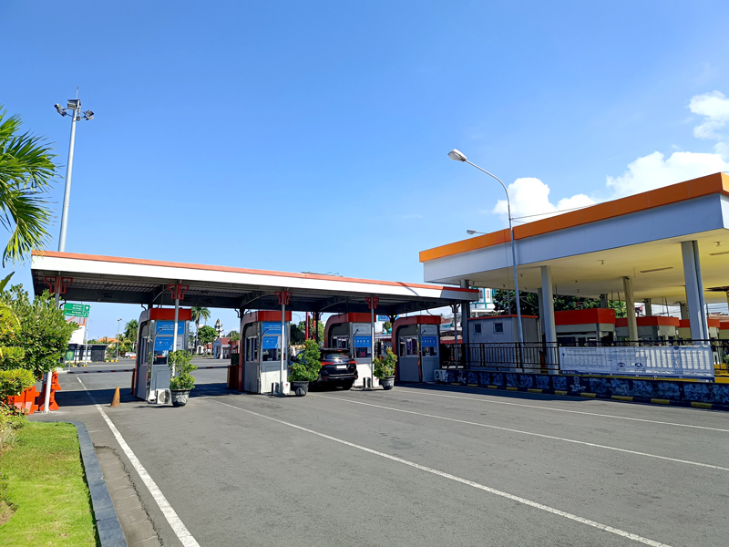 LOW SEASON: Satu unit mobil masuk area Pelabuhan Ketapang Senin (29/7)&nbsp;