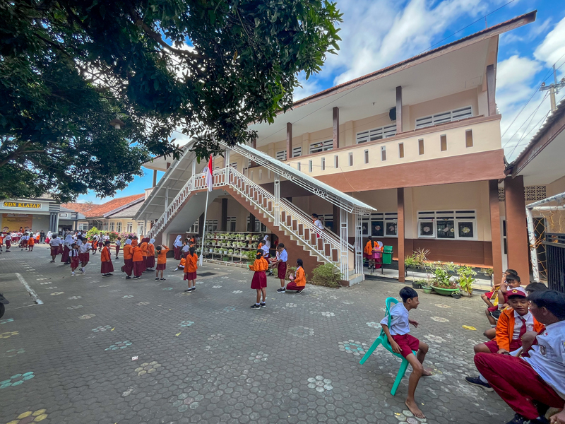 BELAJAR JALAN TERUS: Anak-anak SDN 1 Klatak asyik bermain saat jam istirahat. Mereka tidak terpengaruh dengan sengketa lahan yang ditempati sekolah tersebut.&nbsp;