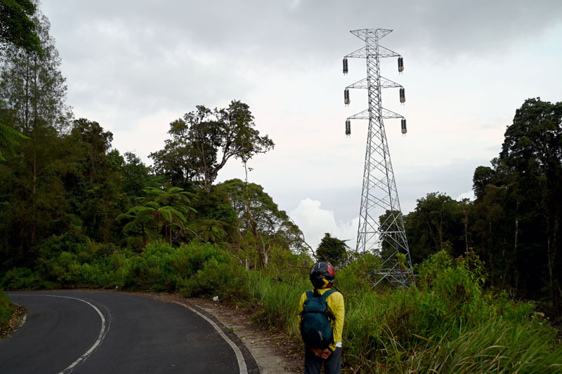 SUPLAI LISTRIK: Tower tegangan yang terhubung dari PLTP Blawan sudah terpasang di dekat Ijen. Tower tersebut untuk mengalirkan listrik dari Blawan menuju gardu induk PLN di Giri.