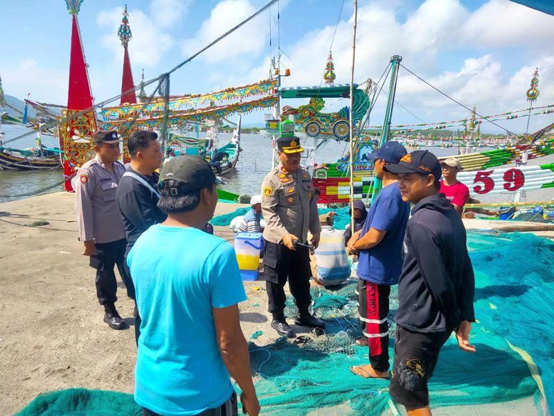 PROAKTIF: Kapolsek Muncar Kompol Ali Masduki minta keterangan nelayan di Pelabuhan Perikanan Muncar terkait hilangnya nelayan di perairan TN AP Selasa (30/7)