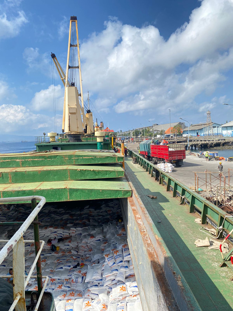 BERAS IMPOR: Kapal berbendera Vietnam MV Sunrise 69 membongkar 6.250 ton beras di Pelabuhan Tanjung Wangi Senin (29/7).