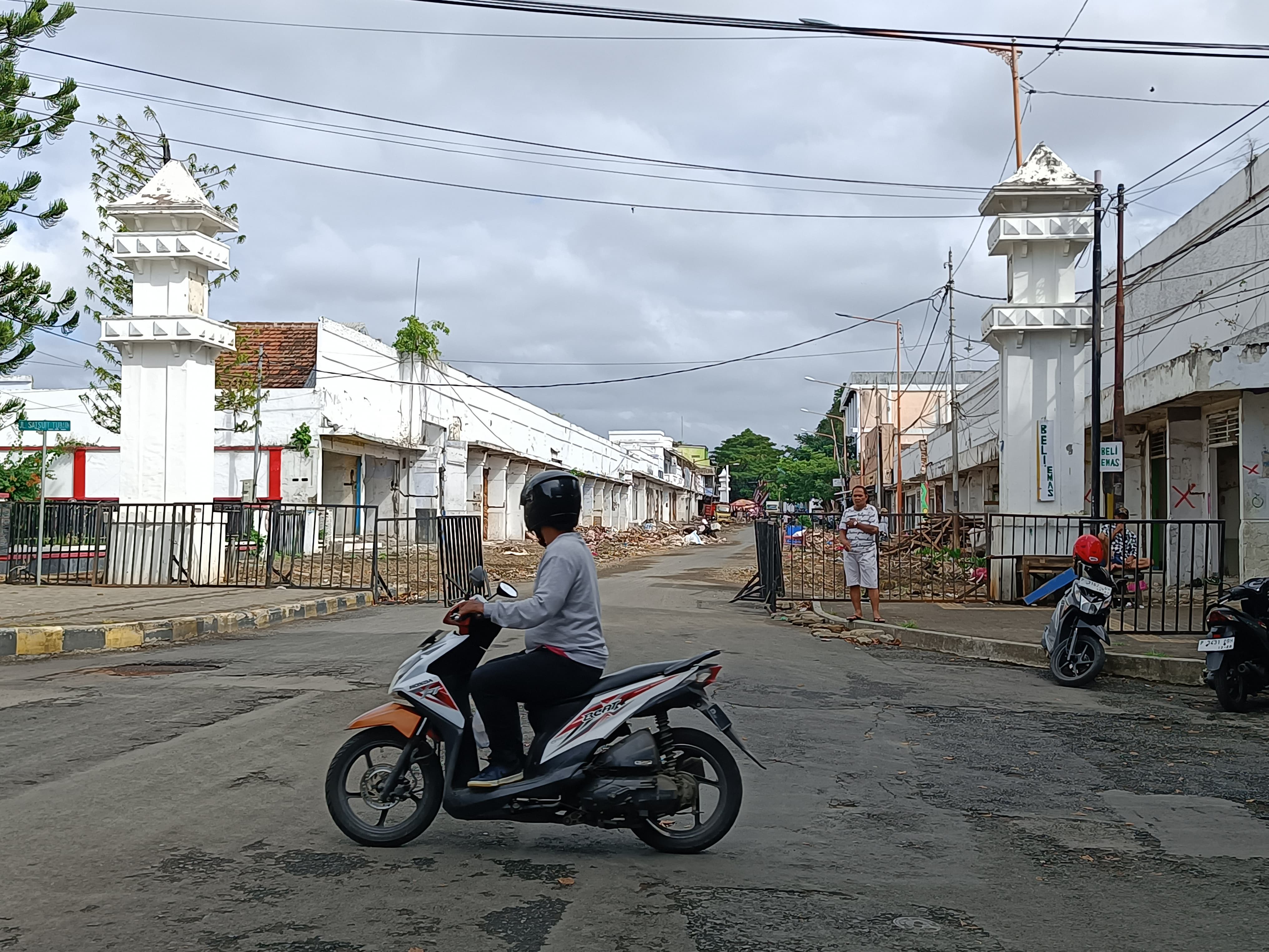 BISA DILEWATI: Jalan Satsuit Tubun yang membelah Pasar Banyuwangi kembali dibuka untuk kendaraan. Selama tidak ada pekerjaan, akses jalan diberlakukan sistem buka-tutup.