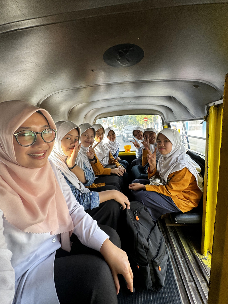 MEMBAUR: Bupati Ipuk Fiestiandani naik mobil angkot bersama tujuh siswa di wilayah Kota Banyuwangi Rabu (31/7).