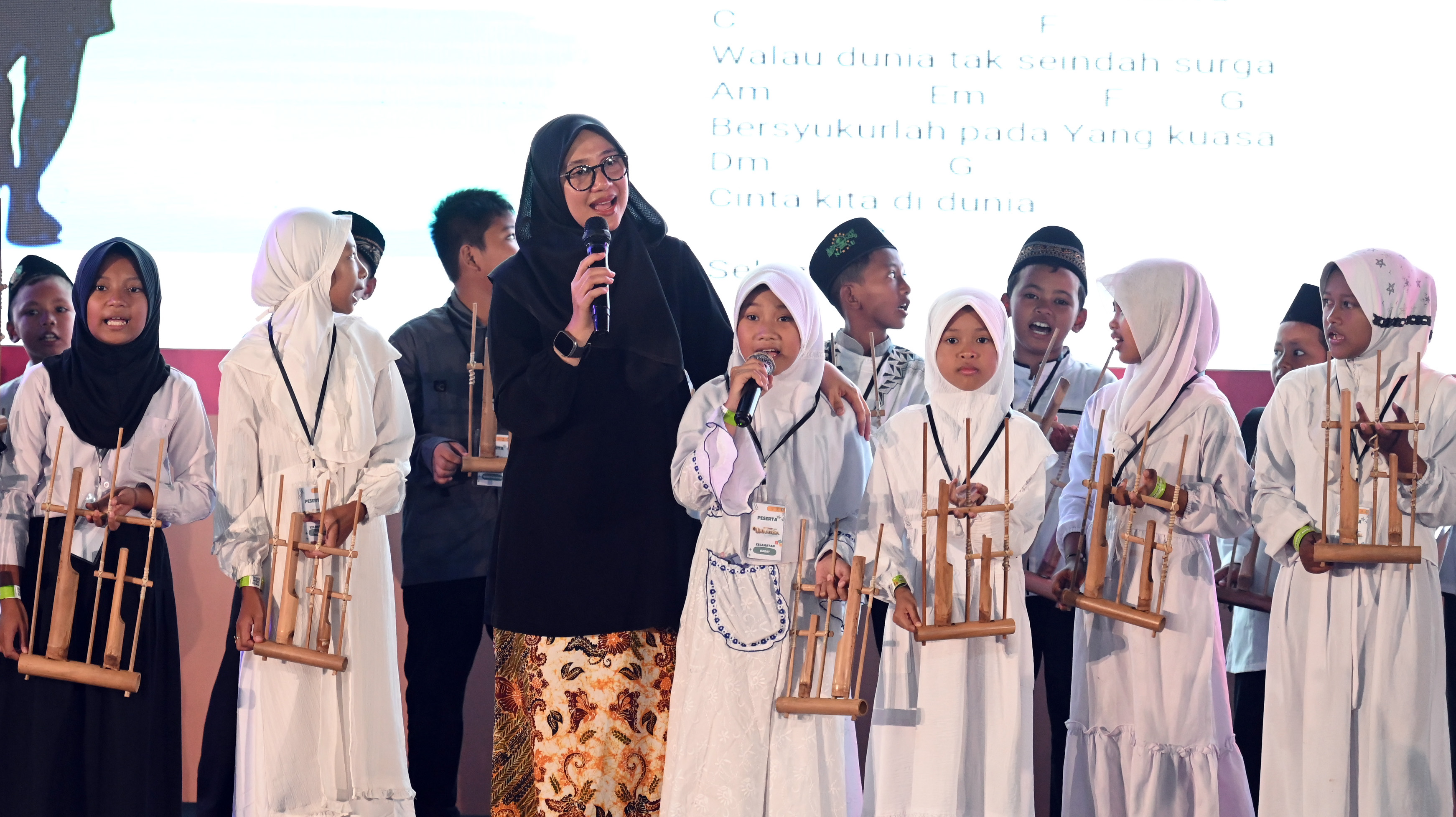 BAHAGIAKAN ANAK YATIM: Bupati Ipuk berbaur dengan ribuan anak yatim dalam acara Festival Muharram Ceria yang dipusatkan di wahana bermain anak Banyuwangi Park Kamis (1/8).