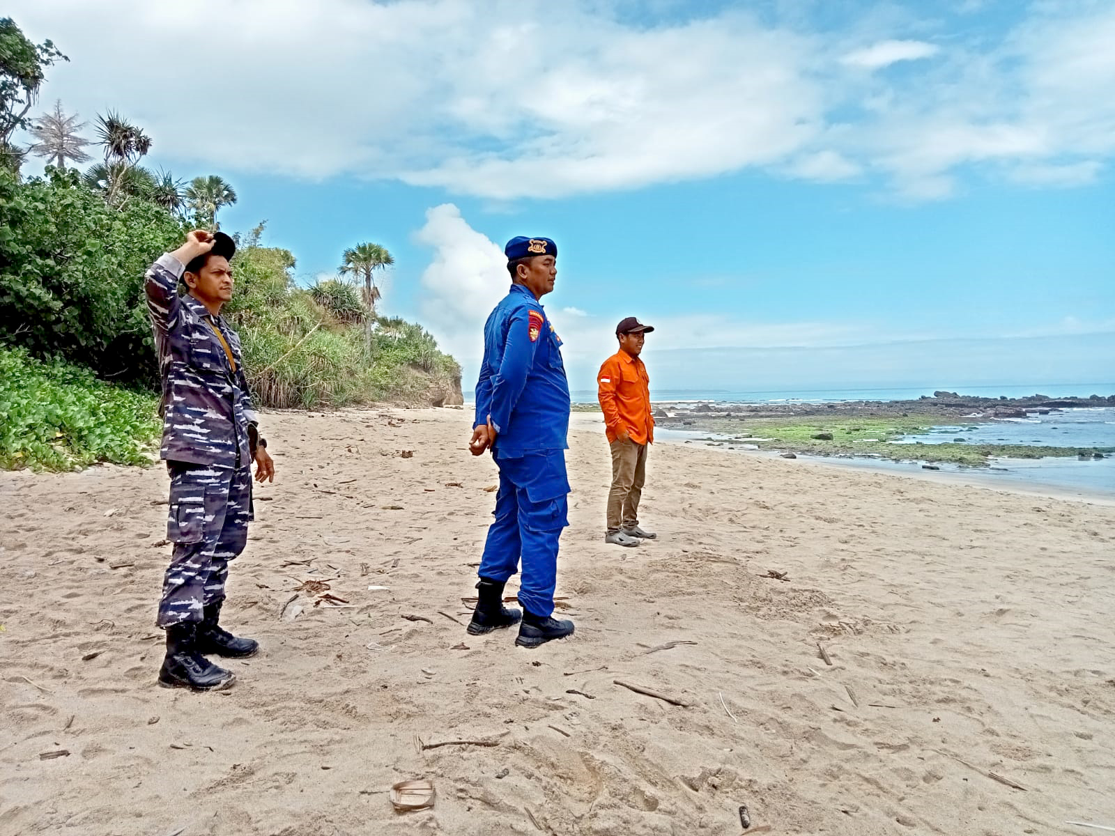 PENCARIAN: Pol Airud bersama anggota TNI AL Pos Grajagan melakukan pencarian ABK KMN Sumber Rizqi A yang hilang hingga Pantai Plengkung, kawasan TNAP Desa Kalipait, Kecamatan Tegaldlimo Kamis (1/8)