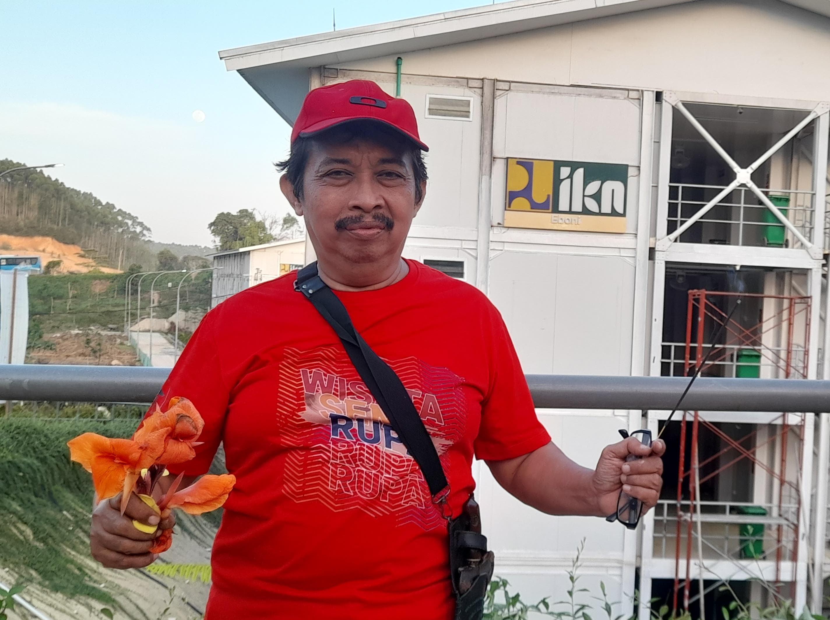 PAWANG HUJAN: Pada hari ke-13 Jumat (2/8) KRT Ilham Triadi terus menjaga cuaca ekstrem di IKN. Dia membakar dupa untuk mereduksi alam ghaib di Kalimantan. &nbsp;&nbsp;