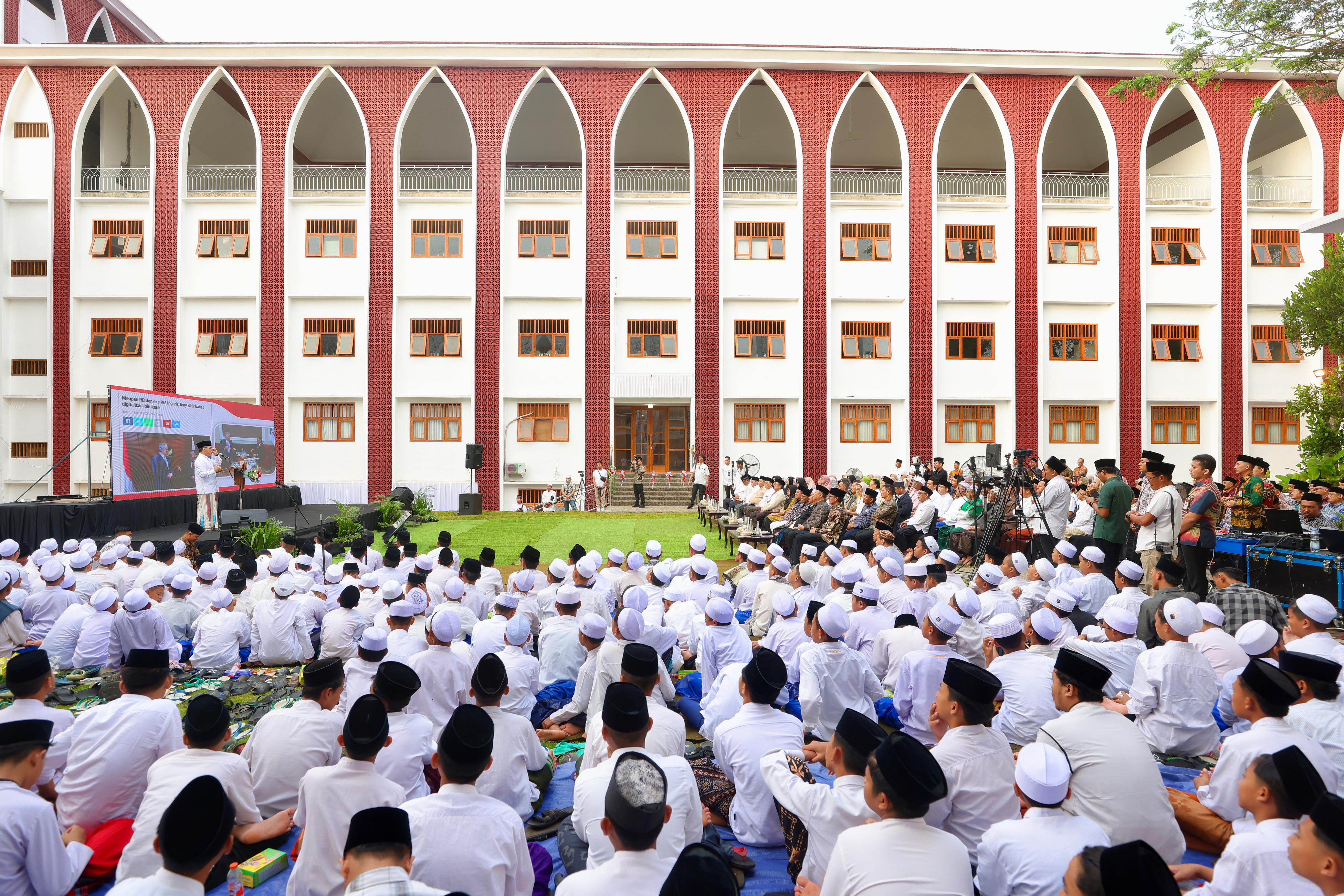 DI TENGAH PESANTREN: Menpan-RB Abdullah Azwar Anas menyampaikan sambutan pada soft launching UI Cordoba di kompleks Ponpes Mabadi&rsquo;ul Ihsan Banyuwangi&nbsp;Jumat (2/8).