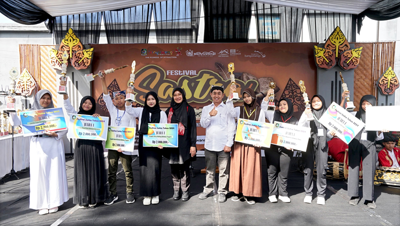 PRESTASI: Bupati Ipuk Fiestiandani dan Kepala Dispendik Suratno foto bersama para juara Festival Sastra di RTH Maron pada Sabtu (3/8).