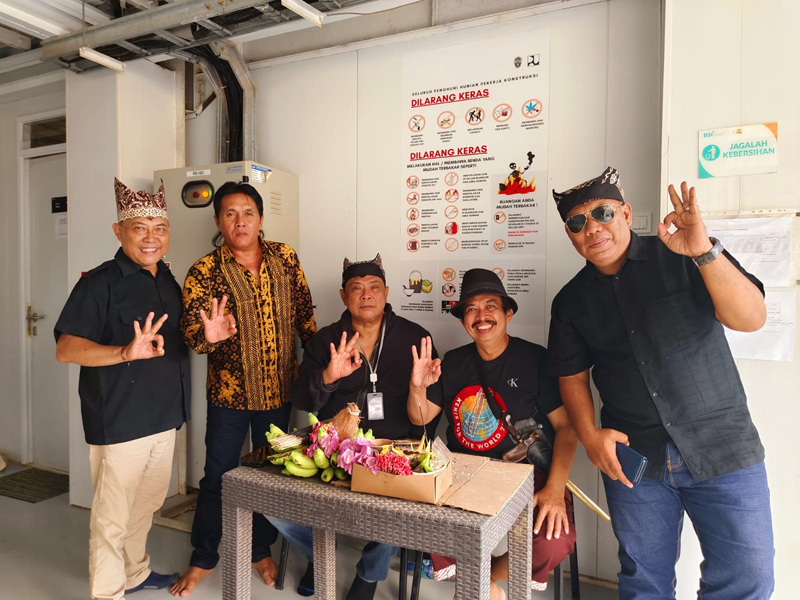 BERI DUKUNGAN: Ilham ditemui pengusaha asal Banyuwangi Dody Iwa Kusumaja (tengah) dan pengurus Ikawangi Balikpapan dan Jakarta di pos IKN, Sabtu (3/8).